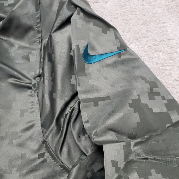 Philadelphia Eagles Nike Camo 2019 Salute to Service Sideline Jacket - Picture 4 of 8